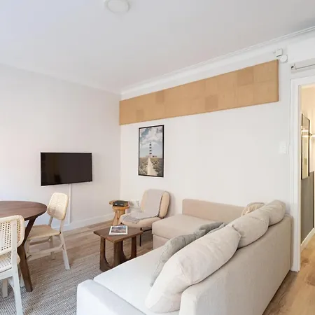 Stylish 3 Bedroom Apartment *